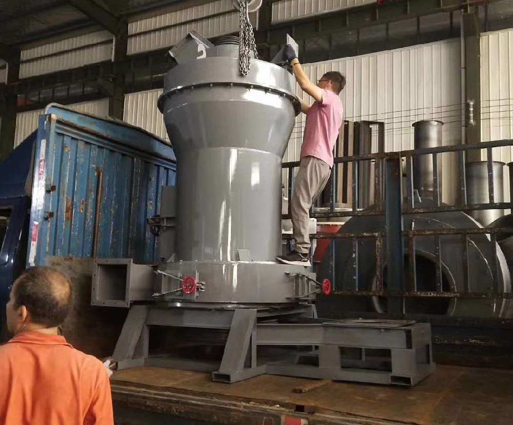 邁新機械發往湖北的磨粉機現場